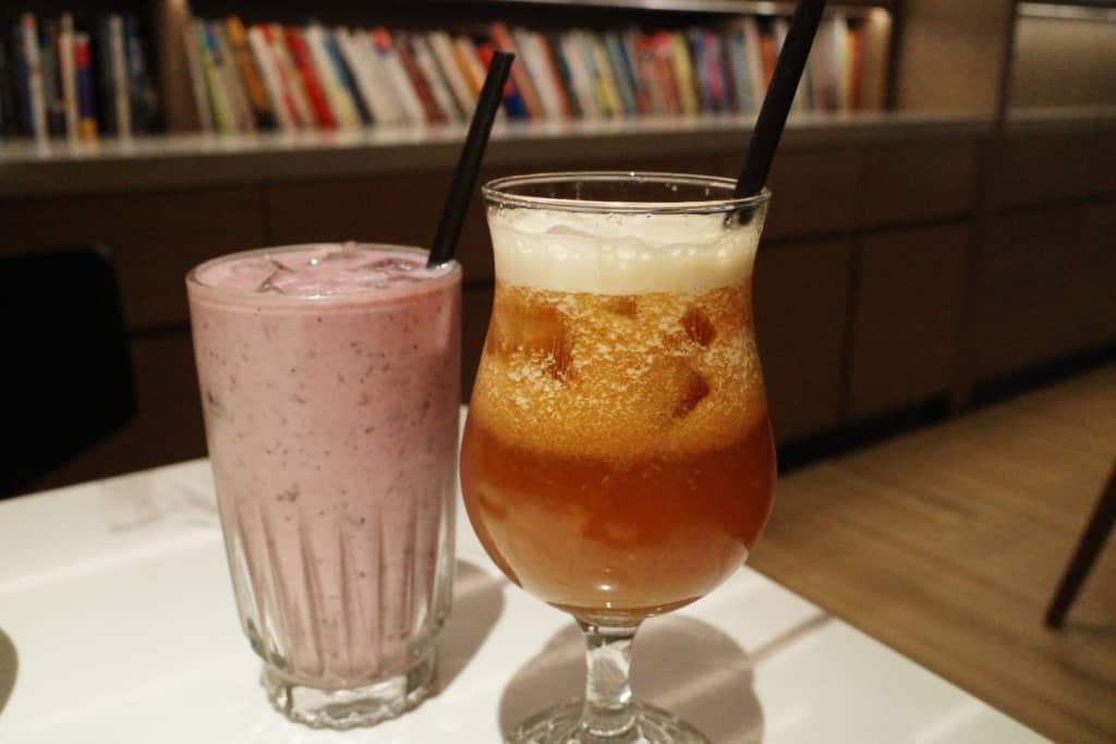 牧羊少年：藍莓奶酪(左) 蘋果蜜桃鮮打紅茶(右)