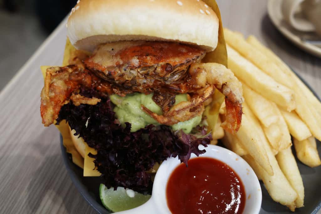 Diff Cafe: 牛油果醬軟殼蟹漢堡配薯條