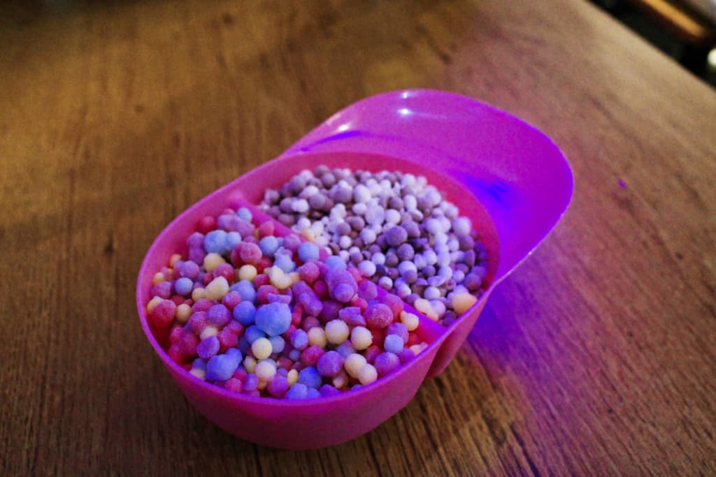 慢活瞬間長洲粒粒雪糕: 冰極彩虹(左) 黑白朱古力(右)