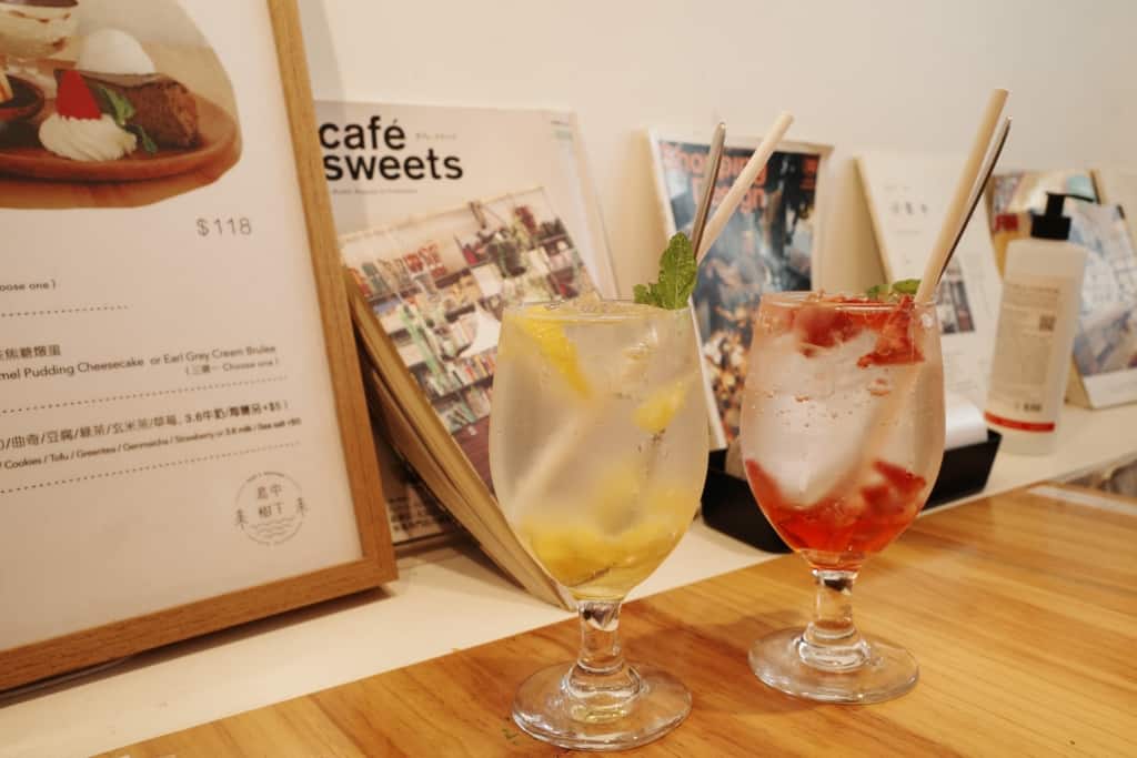 島中坊研: 糖漬菠蘿疏打(左) 糖漬草莓疏打(右)