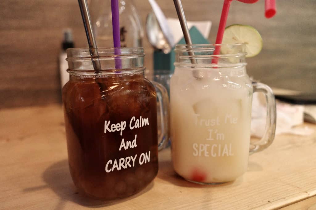 Homeland飲品：爆爆珠荔枝紅茶(左) 青檸水果梳打多多(右)