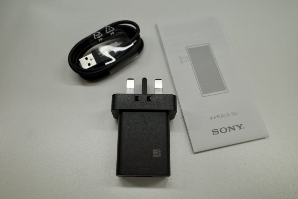 Xperia 10 III 包裝盒內只有電話, 充電器, 充電線, 說明書4樣